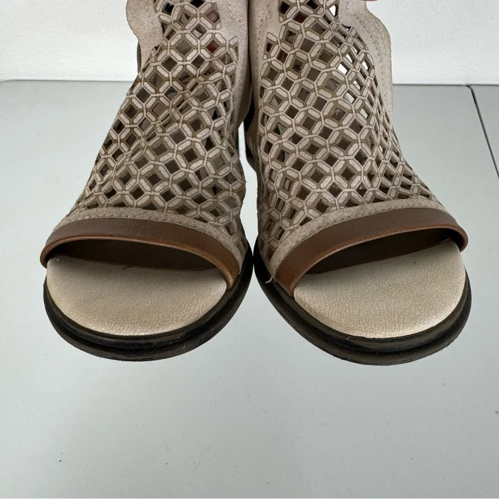 OTBT Metaphor Block Heel Sandals Size‎ 7.5